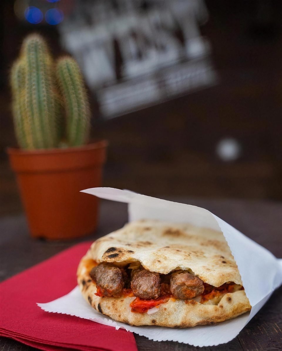 Ćevapi u lepinji uz kaktus i natpis Wild West