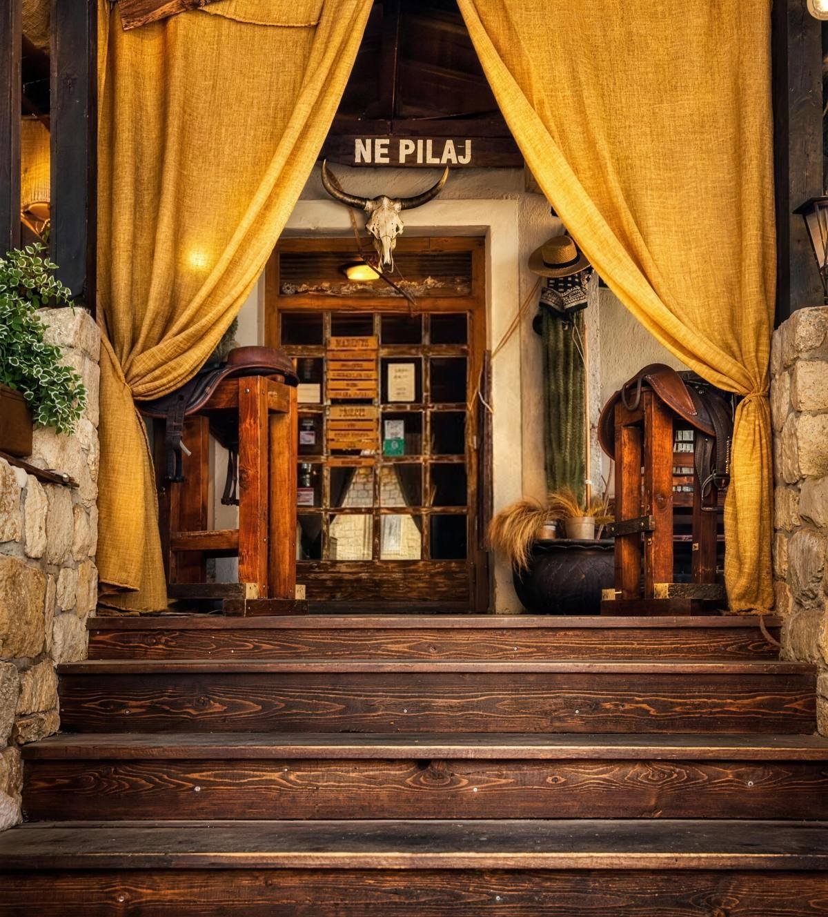 Ulaz u Wild West Burger & Steak House u Trogiru s drvenim natpisom i zavjesama od jute